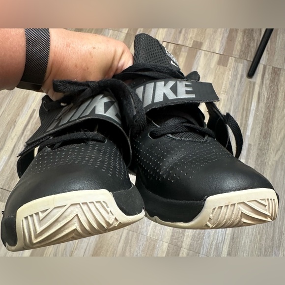 Nike Team Hustle D8 Black Basketball Shoes, Size 6Y - Picture 13 of 15